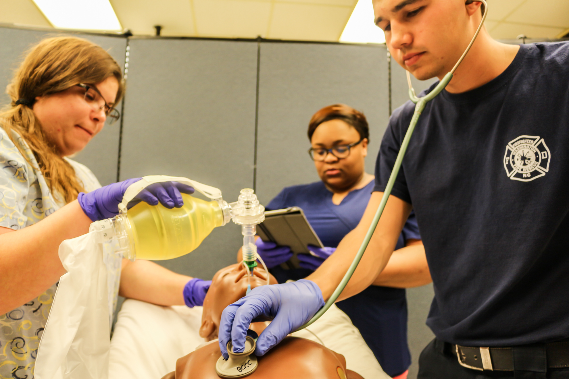 medic students ventilating a mannequin
